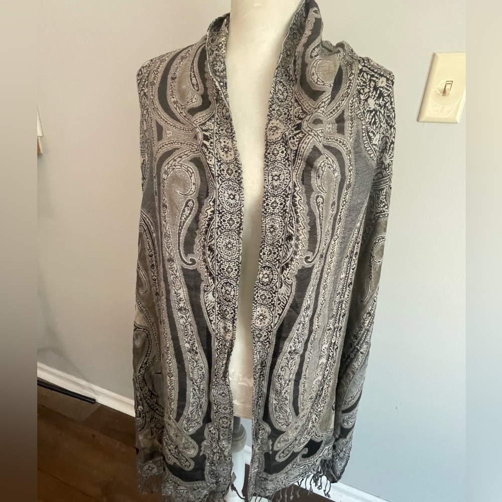 🧣 Collection Eighteen Wrap/Scarf. Gray & Black Scroll rectangular. 80” x 22”🧣